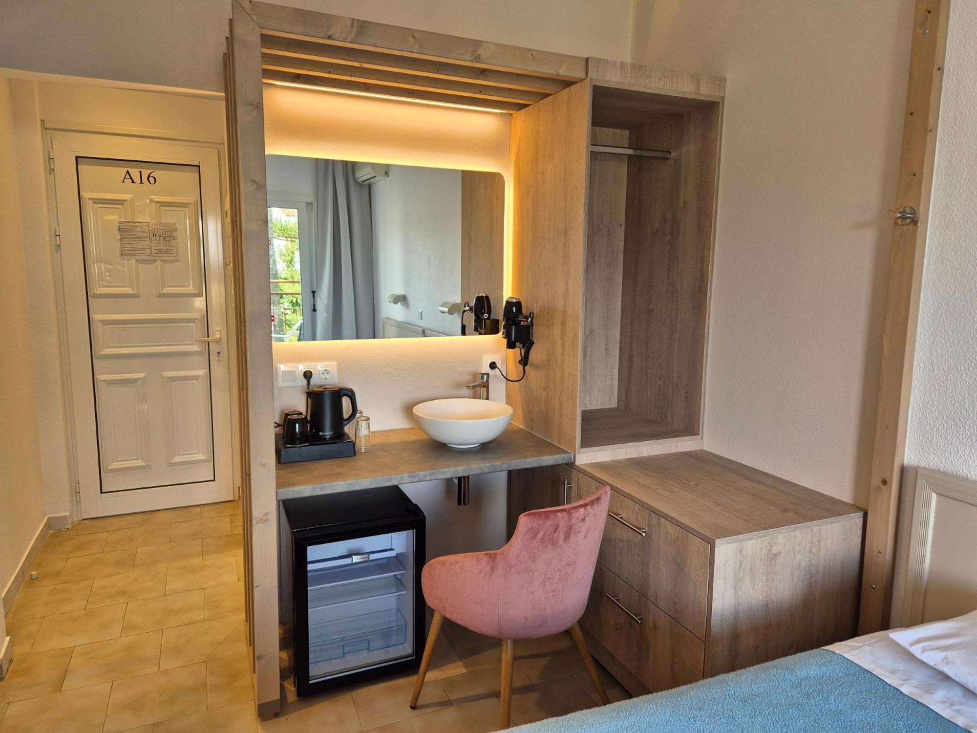 Morfeas Hotel 卡沃斯 外观 照片